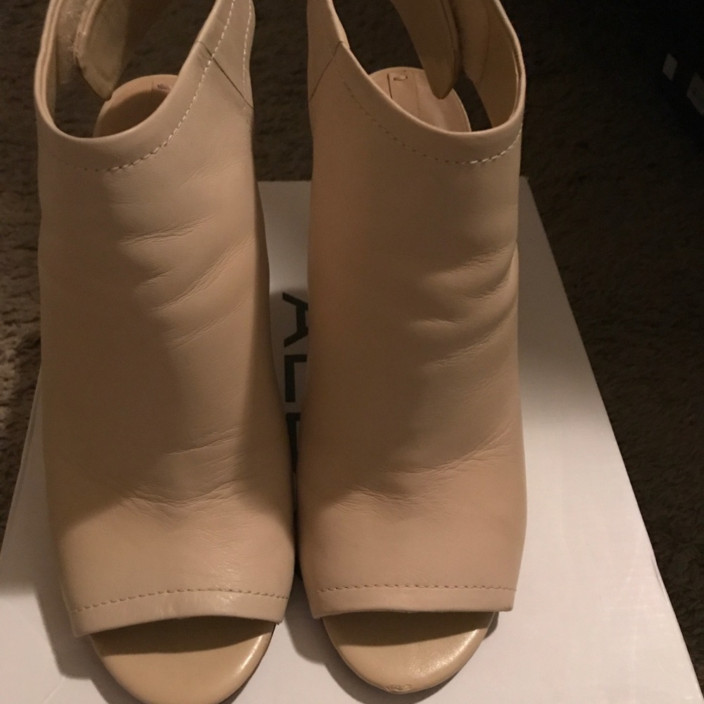 Used Aldo wedges.